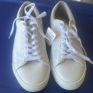 White canvas tennis shoes